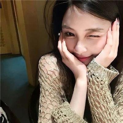 随盲柳入眠的女人